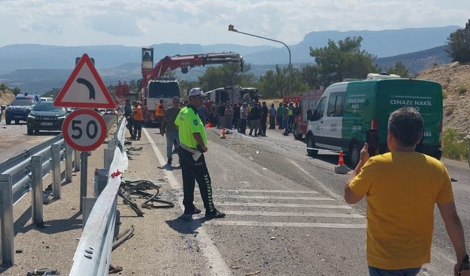 Mersin’in Mut ilçesinde meydana gelen otobüs ile tırın karıştığı kazada