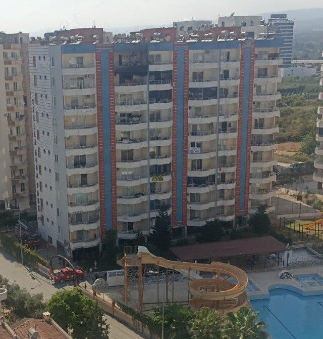 Mersin’in Erdemli ilçesinde bir tatil sitesinde çıkan yangın itfaiye ekiplerin