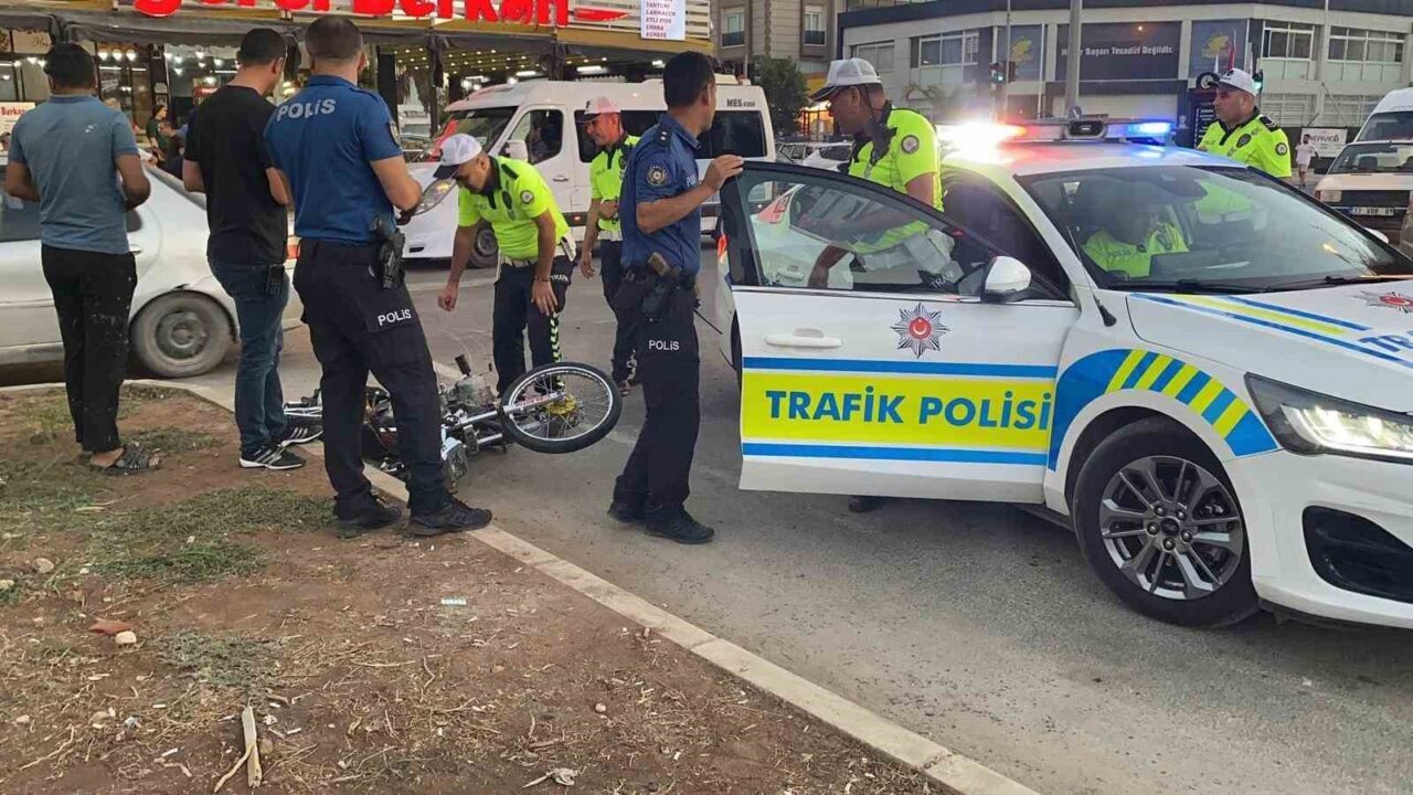 Mersin’in Erdemli ilçesinde tırın çarptığı motosikletin sürücüsü yaralanırken, arkasında oturan