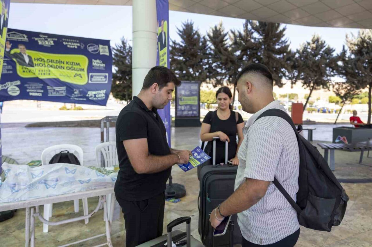 Mersin Büyükşehir Belediyesi, üniversite için kente gelen öğrencileri otogarda açtığı