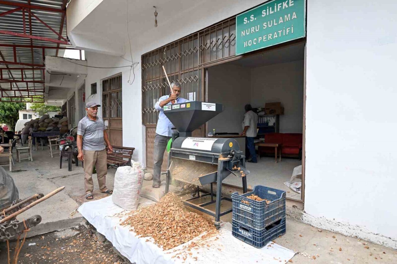 Mersin Büyükşehir Belediyesinin üreticilere sağladığı ‘badem kabuk soyma makinesi’ desteği,