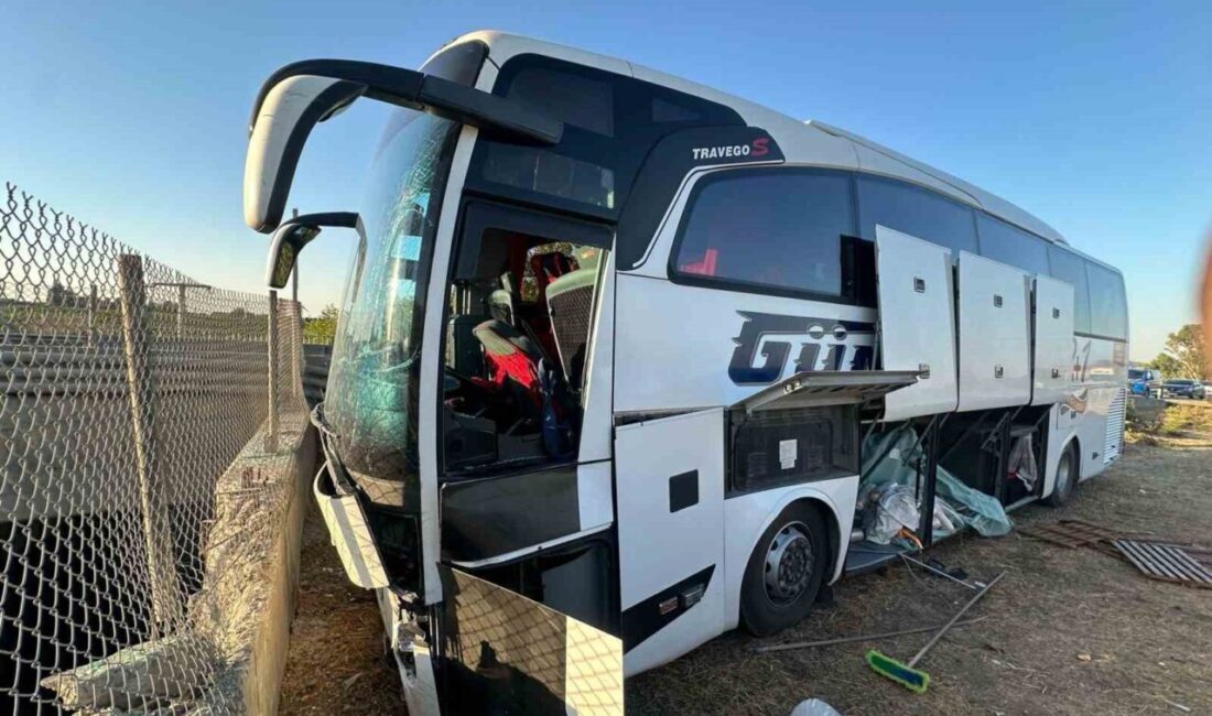 Mersin’in Tarsus ilçesinde meydana gelen kazada bariyerlere çarpıp refüje giren