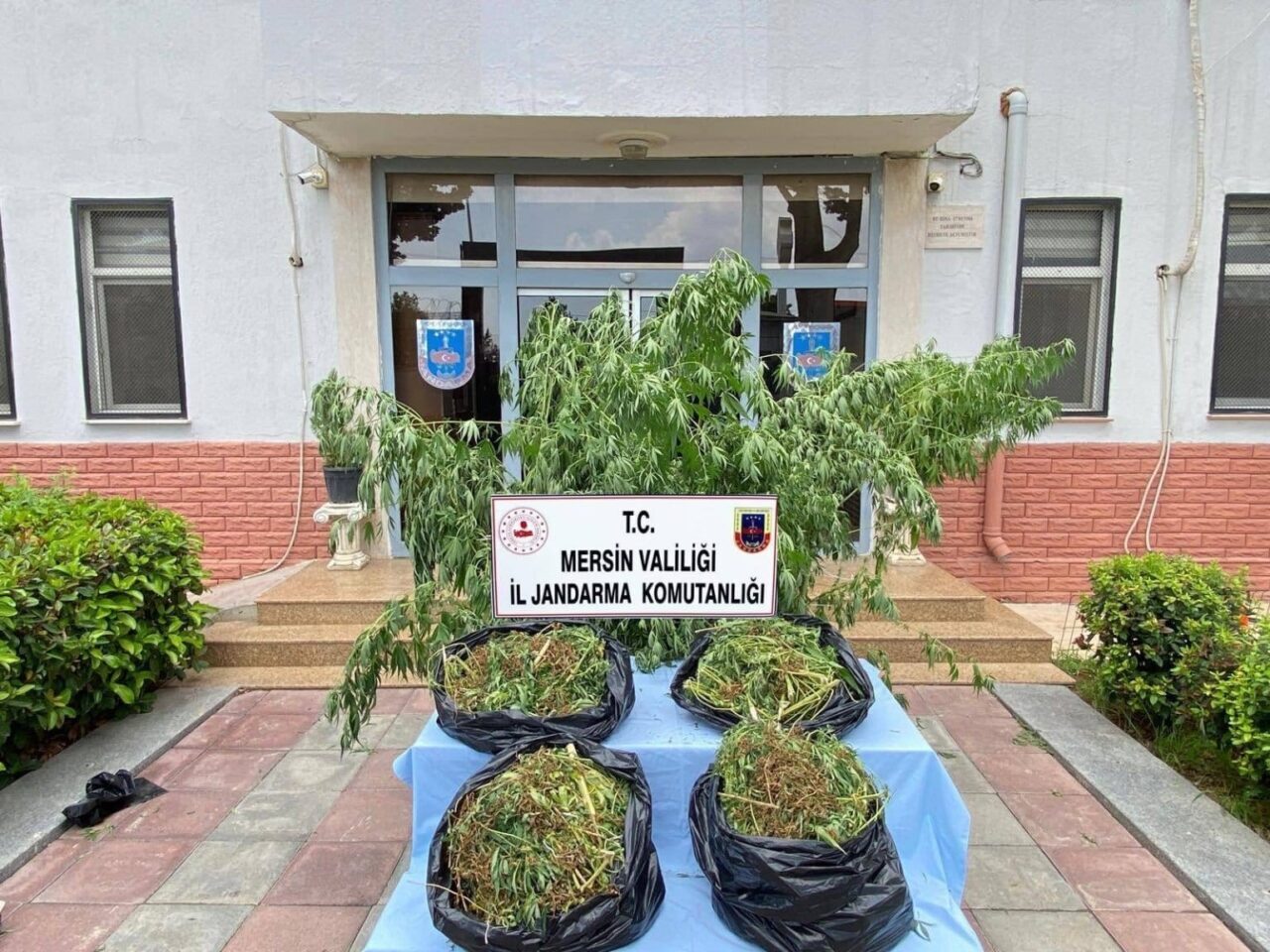 Mersin’de uyuşturucu madde ticareti yapan şahıslara yönelik düzenlenen operasyonlarda çok