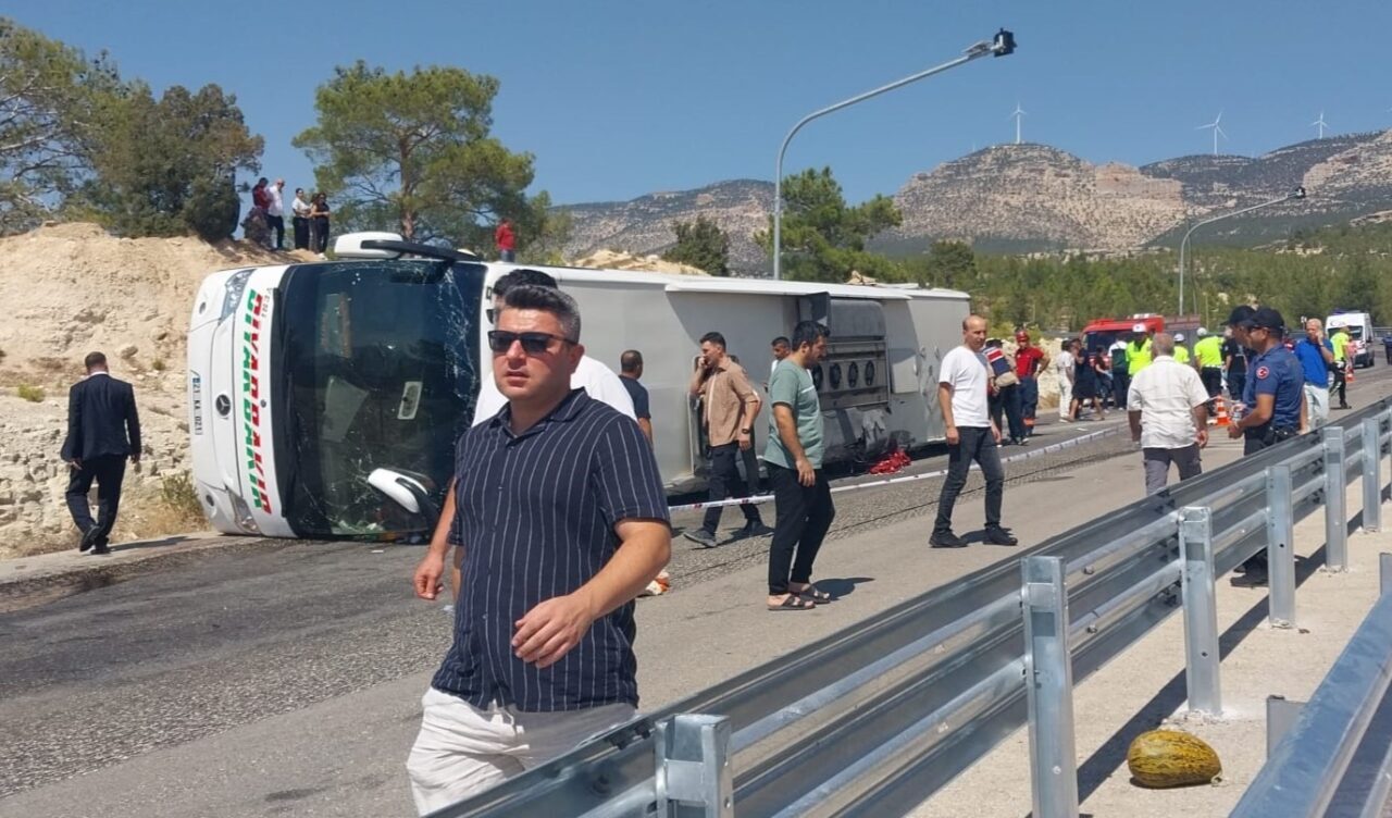 Mersin’in Mut ilçesinde meydana gelen otobüs ile tırın karıştığı kazada