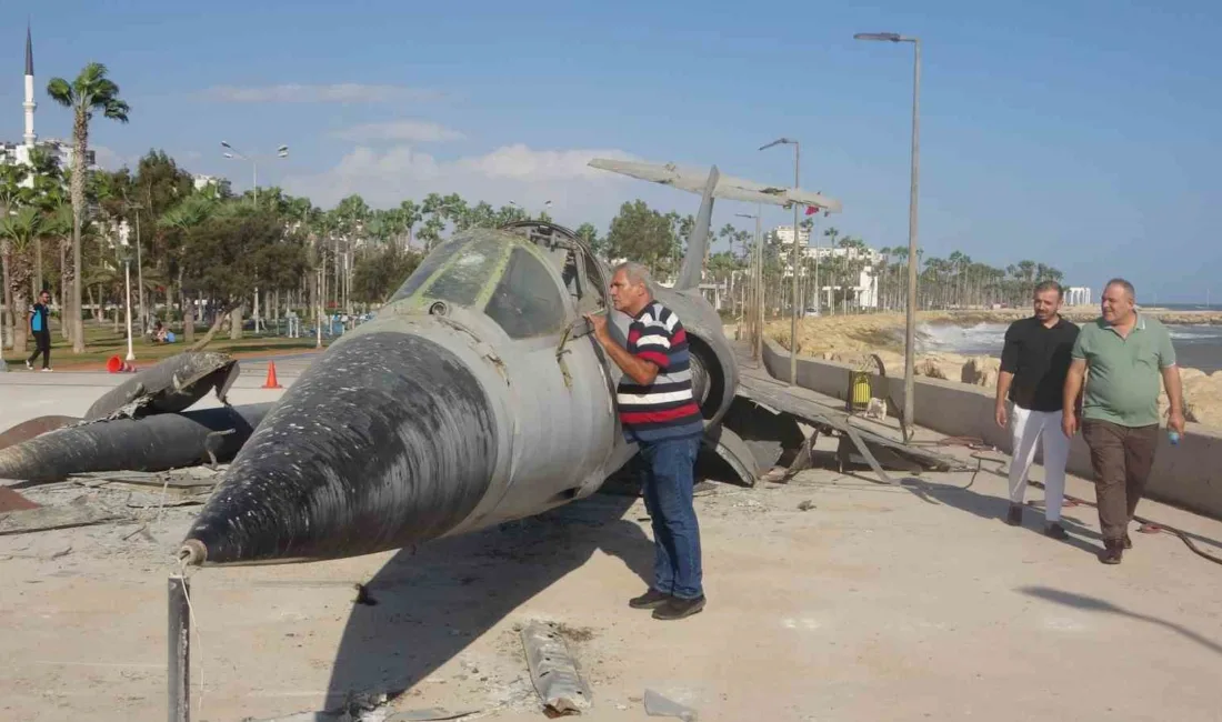 7005 kodlu bombardıman uçağı, yıllardır sergilendiği sahilden kaldırılıyor. 1995 yılında