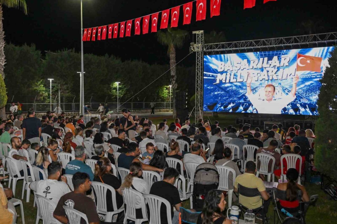 Mersin Büyükşehir Belediyesinin kurduğu dev ekranla vatandaşlar A Milli Basketbol
