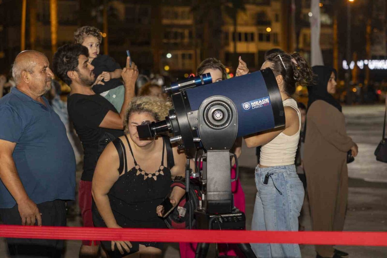 Mersin Büyükşehir Belediyesi, gökyüzü tutkunlarını ’tam ay tutulması’ ile buluşturdu.