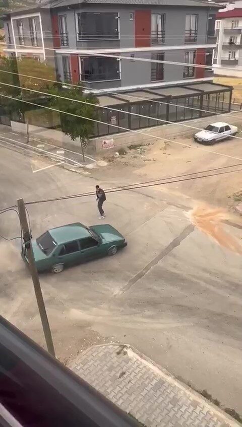 Amasya’nın Merzifon ilçesinde sokakta otomobiliyle drift atarak trafik güvenliğini tehlikeye