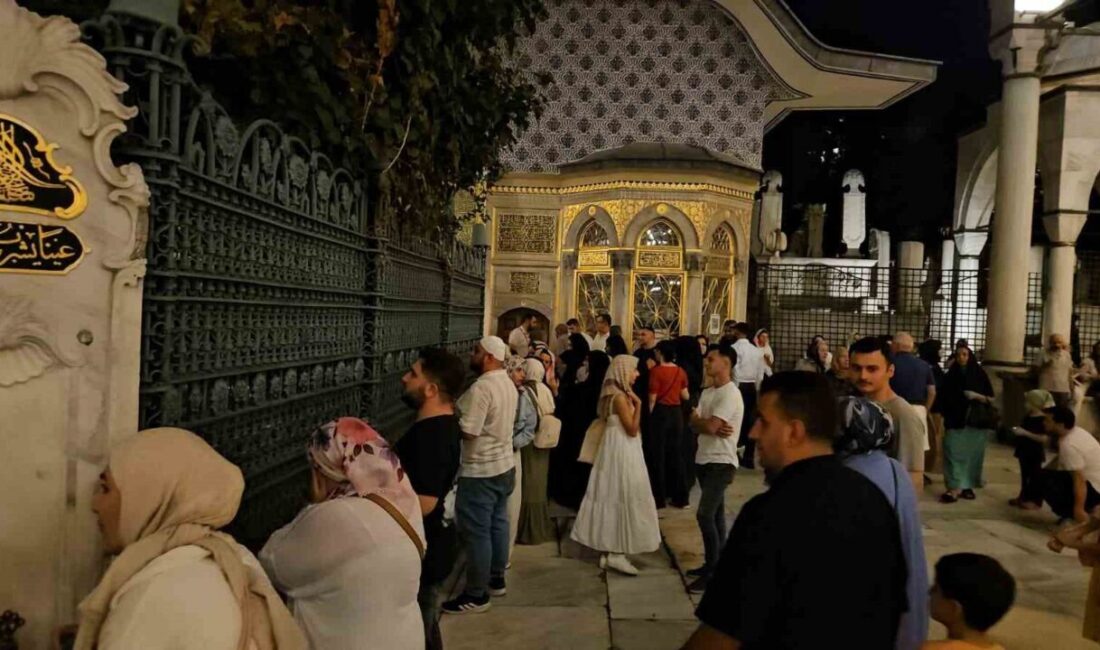 İstanbul’da, Mevlid Kandili vesilesiyle vatandaşlar Eyüpsultan Camii’ne akın etti. Gelenler