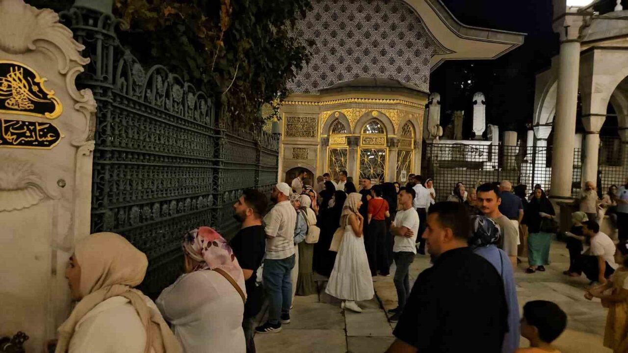 İstanbul’da, Mevlid Kandili vesilesiyle vatandaşlar Eyüpsultan Camii’ne akın etti. Gelenler