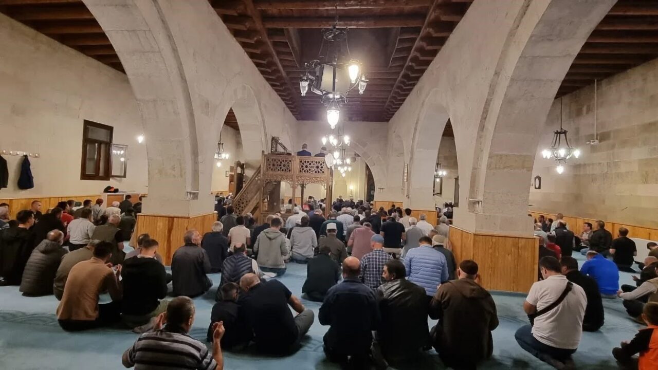 Mevlit Kandili dolayısıyla Bayburt’taki tüm camilerde kandil programı düzenlendi. Yatsı
