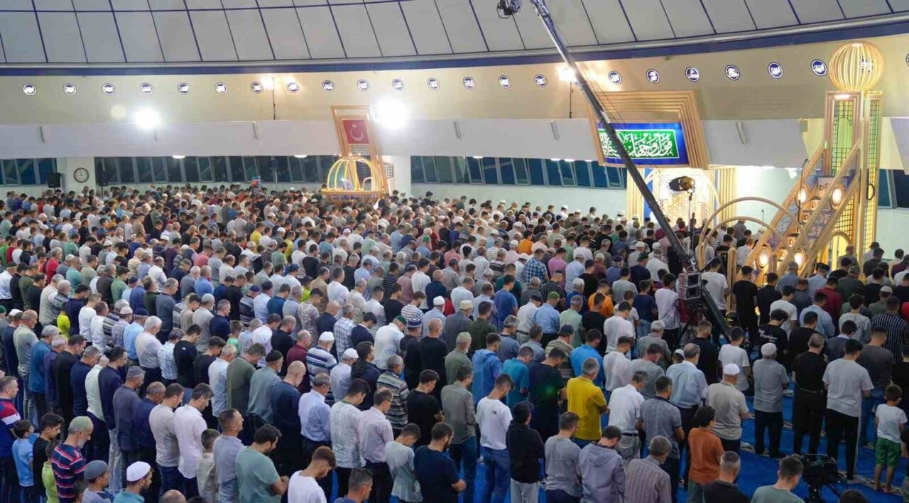 Mevlit Kandili dolayısıyla Erzincan’da vatandaşlar camileri doldurdu. Erzincan’da Peygamberimiz Hz.