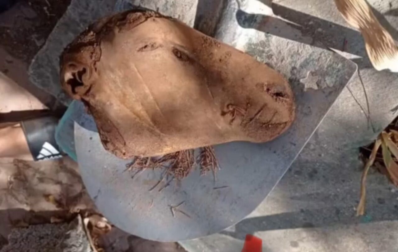 Diyarbakır’da taş yapmak için mezarların etrafını kazan usta, gördüğü manzara