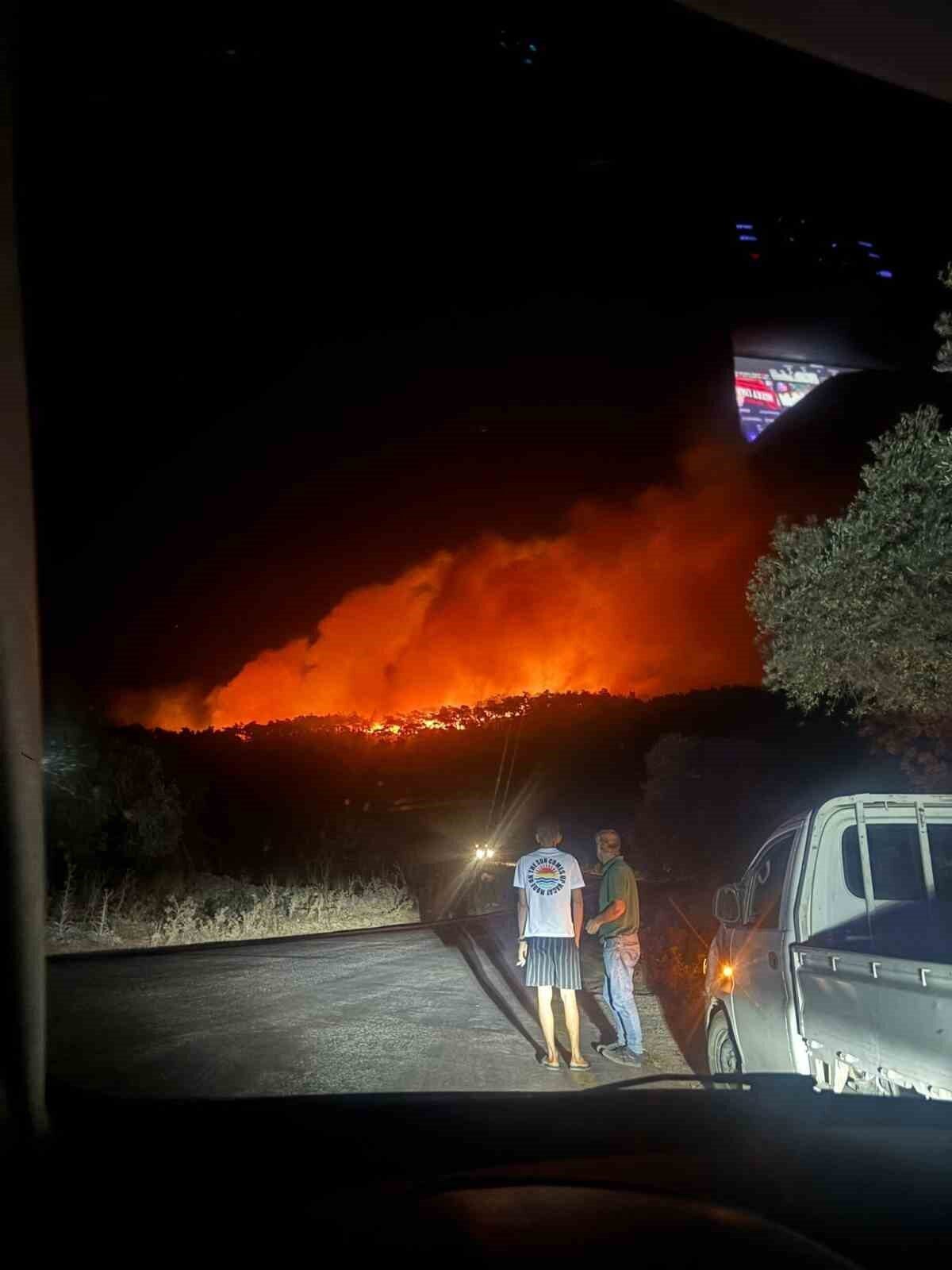 Muğla’nın Milas ilçesine bağlı Kıyıkışlacık Mahallesinde meydana gelen orman yangınına