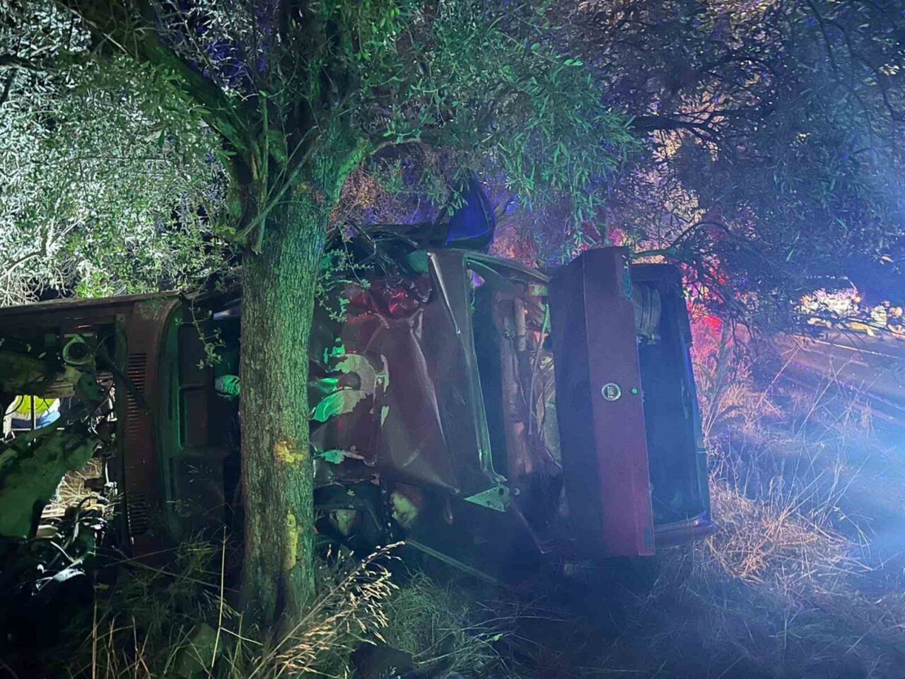 Muğla’nın Milas ilçesinde direksiyon hakimiyetini kaybederek şarampole yuvarlanan araç içinde