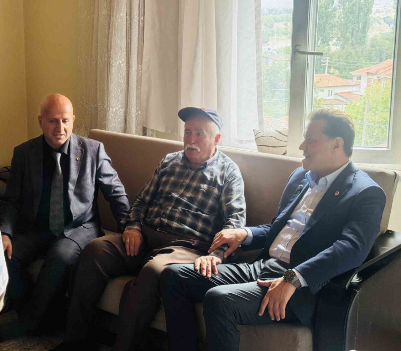 AK Parti Eskişehir Milletvekili Nebi Hatipoğlu, şehit Vahit Elmas’ın ailesini