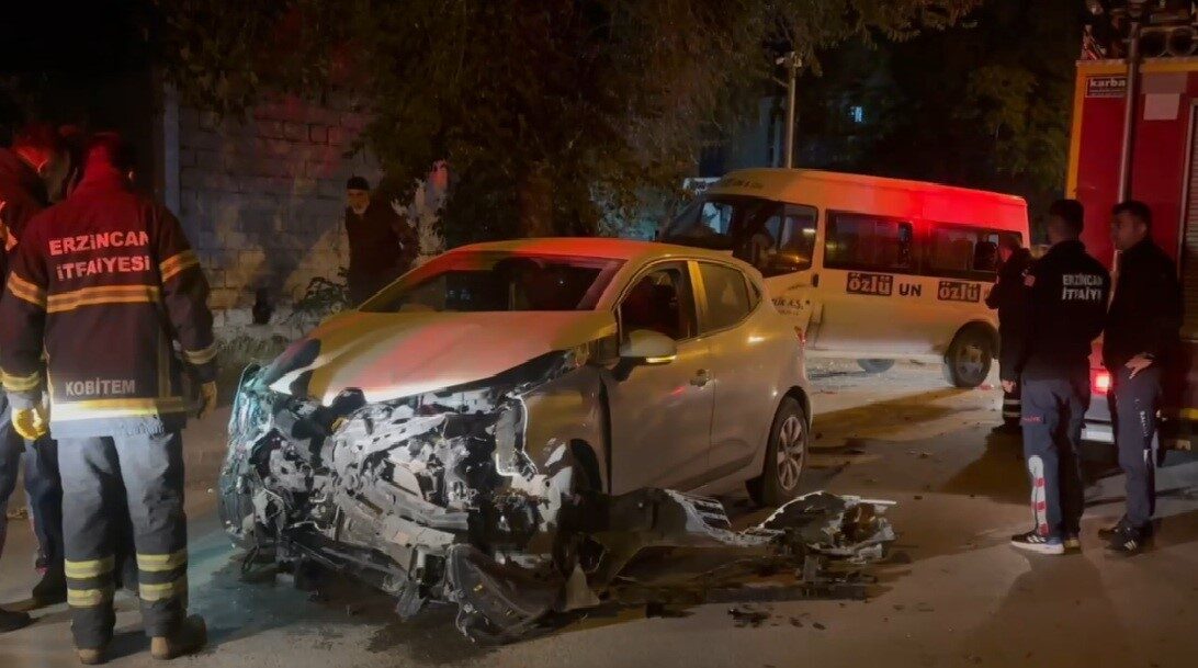 Erzincan İnönü Mahallesi’nde minibüs ile otomobil çarpıştı. Araçlardan biri ağaca