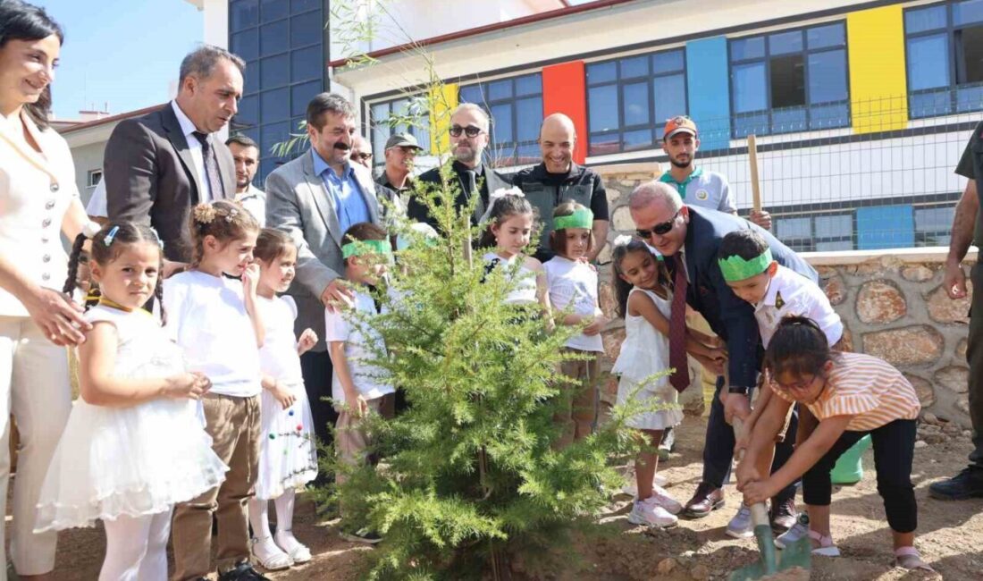 Elazığ’da anasınıfına başlayan öğrenciler, ‘Yeşil Vatan’ teması altında önce fidan