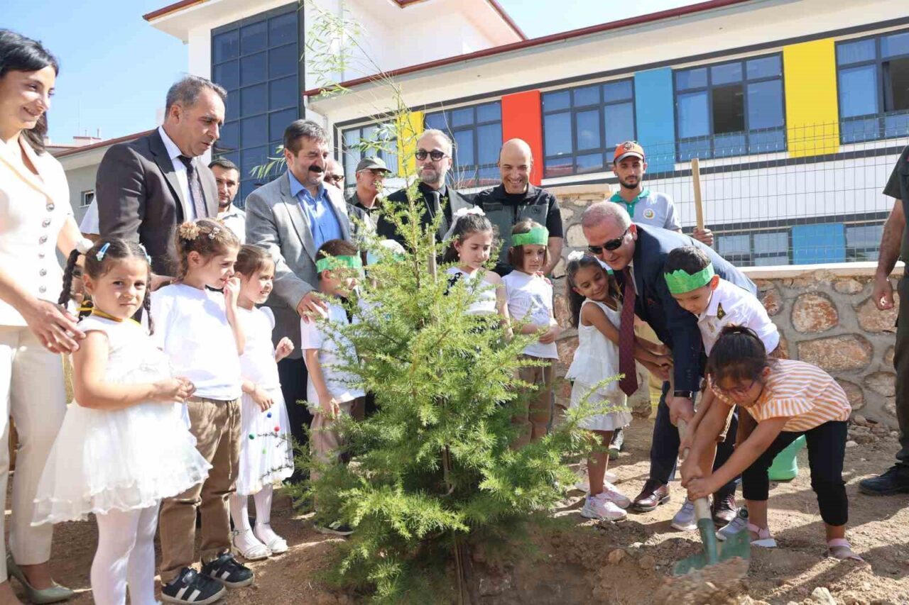 Elazığ’da anasınıfına başlayan öğrenciler, ‘Yeşil Vatan’ teması altında önce fidan