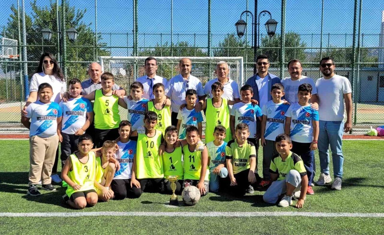 Manisa’nın Sarıgöl ilçesinde İlköğretim Haftası etkinlikleri kapsamında düzenlenen dostluk maçında