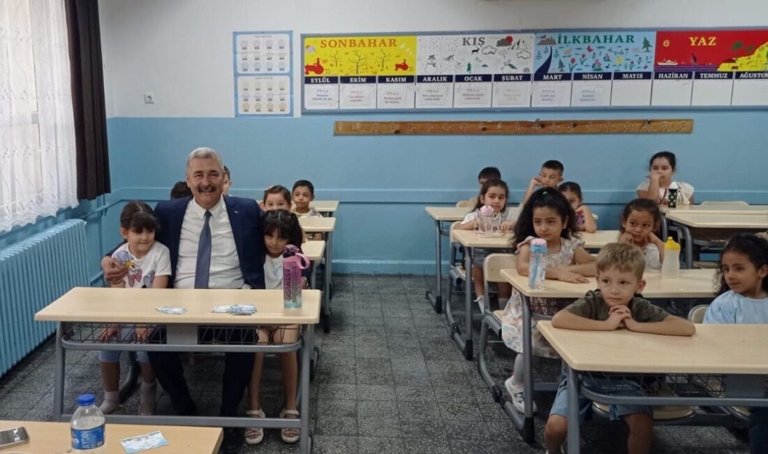 Efeler İlçe Milli Eğitim Müdürü Hakan Özcan, Uyum Haftası kapsamında