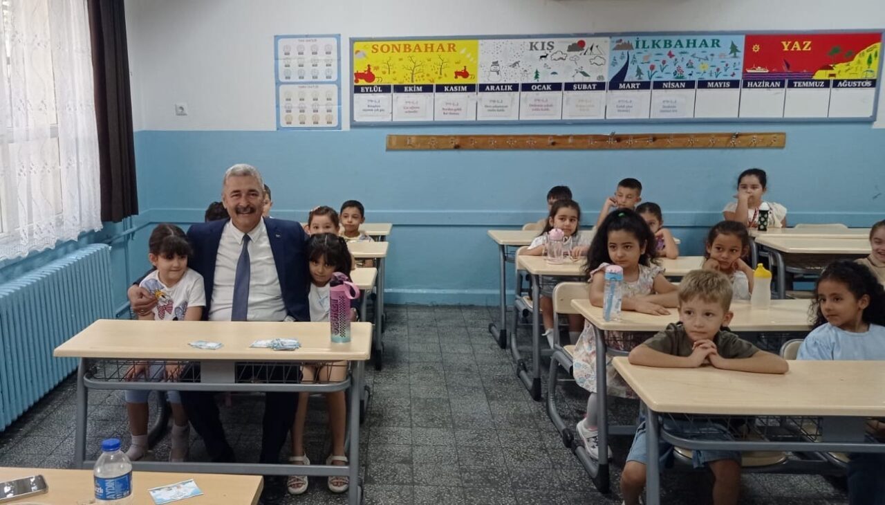 Efeler İlçe Milli Eğitim Müdürü Hakan Özcan, Uyum Haftası kapsamında