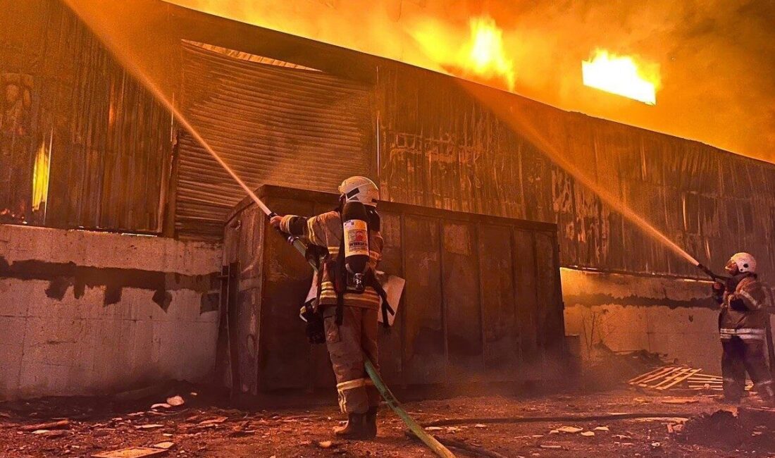 İzmir’in Gaziemir ilçesinde bulunan bir mobilya fabrikasında çıkan yangın, itfaiye