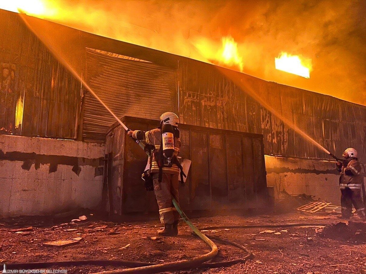 İzmir’in Gaziemir ilçesinde bulunan bir mobilya fabrikasında çıkan yangın, itfaiye