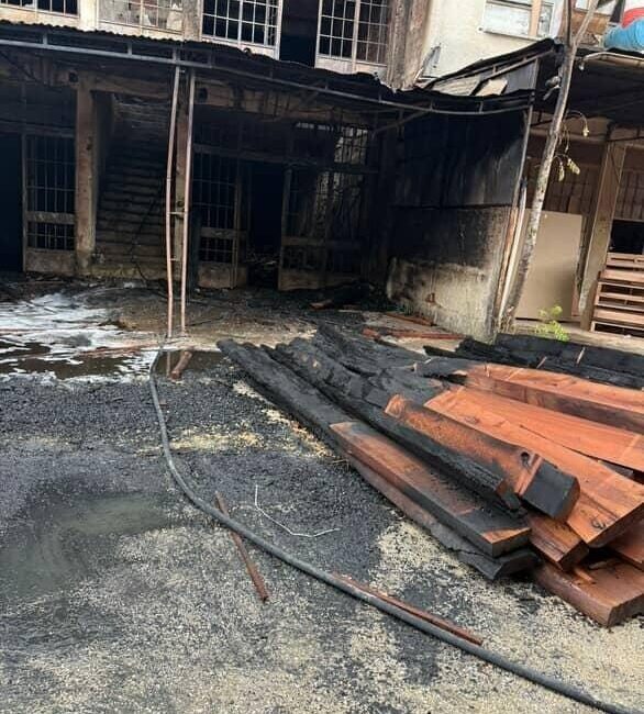 Bursa’nın İnegöl ilçesinde sabah saatlerinde çıkan yangın, bir mobilya imalathanesini