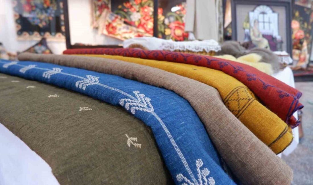 Ehram kumaşının geleneksel kullanımının büyük ölçüde terkedilmesine rağmen moda dünyasına