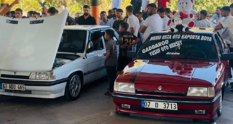Modifiye araç tutkunları Suriye sınırında yer alan Şanlıurfa’nın Ceylanpınar ilçesinde