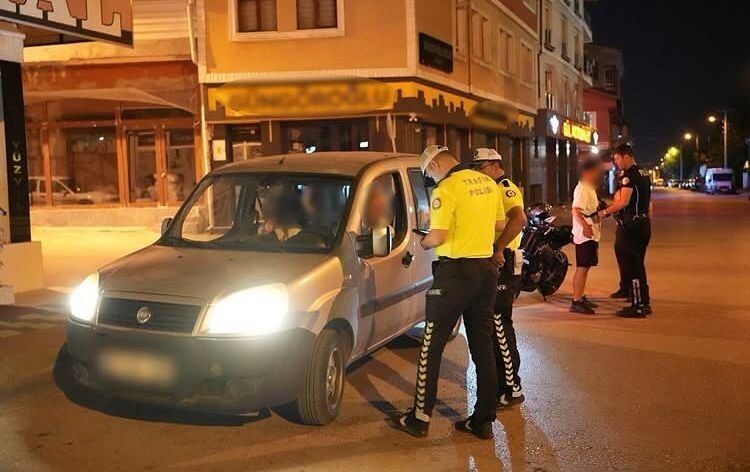 Isparta İl Emniyet Müdürlüğü ekiplerince 10 farklı noktada gerçekleştirilen denetimlerde,