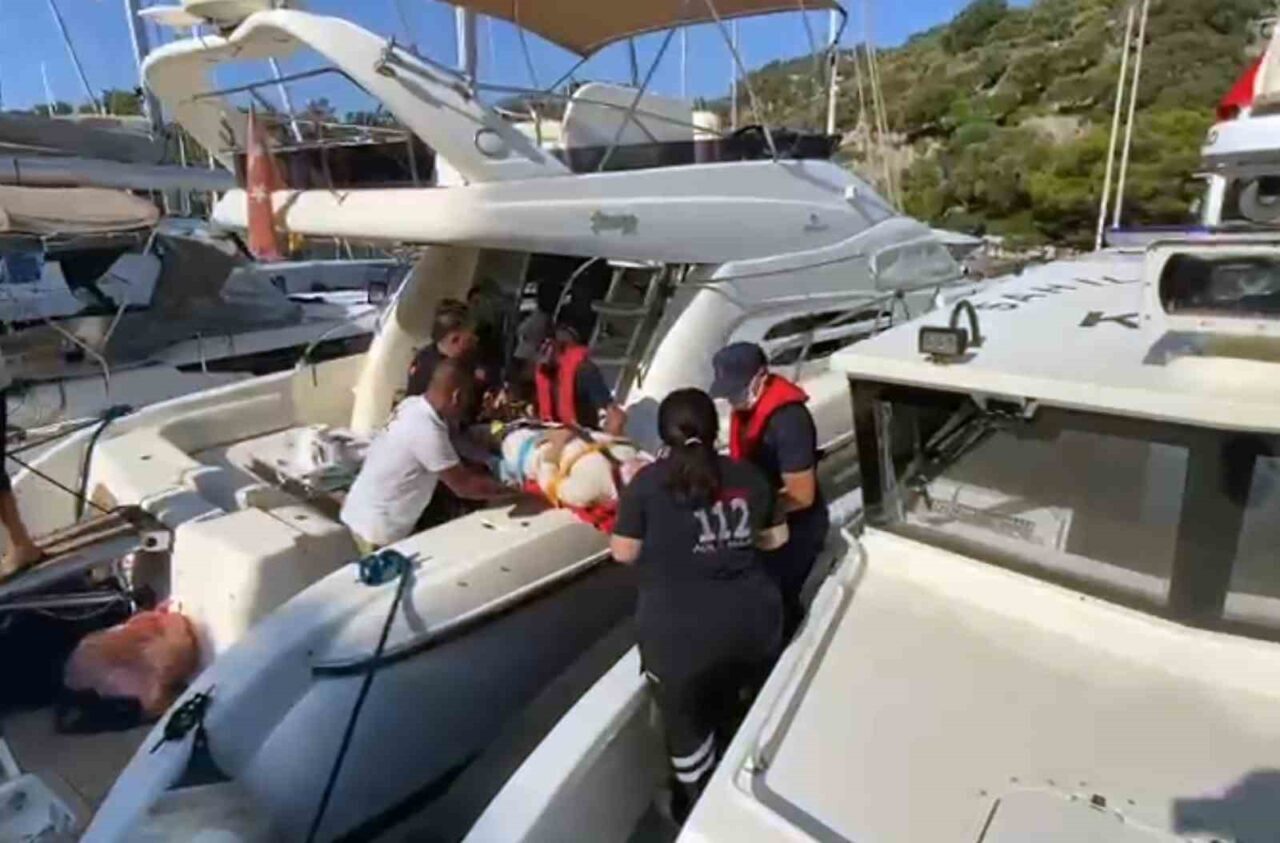 Muğla’nın Dalaman ilçesi açıklarında seyreden motor yatta yaralanan vatandaş Sahil