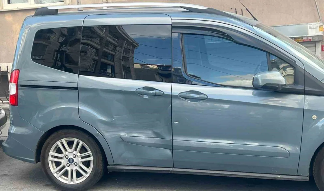 İstanbul’un Esenyurt ilçesinde motosiklet üstündeki iki genç, sokak arasında ön