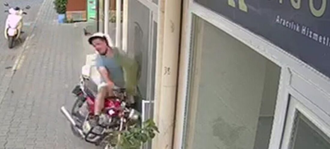 Manisa’nın Kula ilçesinde meydana gelen kazada, direksiyon hakimiyetini kaybeden motosiklet