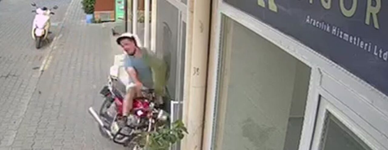 Manisa’nın Kula ilçesinde meydana gelen kazada, direksiyon hakimiyetini kaybeden motosiklet