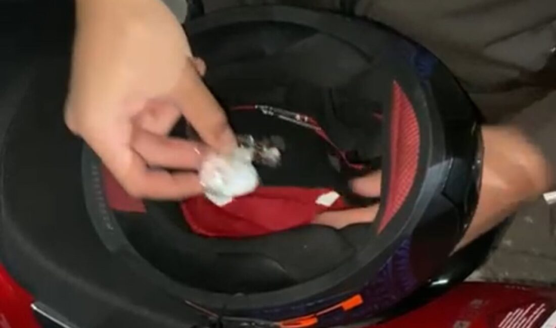 Samsun’un Alaçam ilçesinde polis, motosiklet kaskına gizlenmiş uyuşturucu maddeler ele