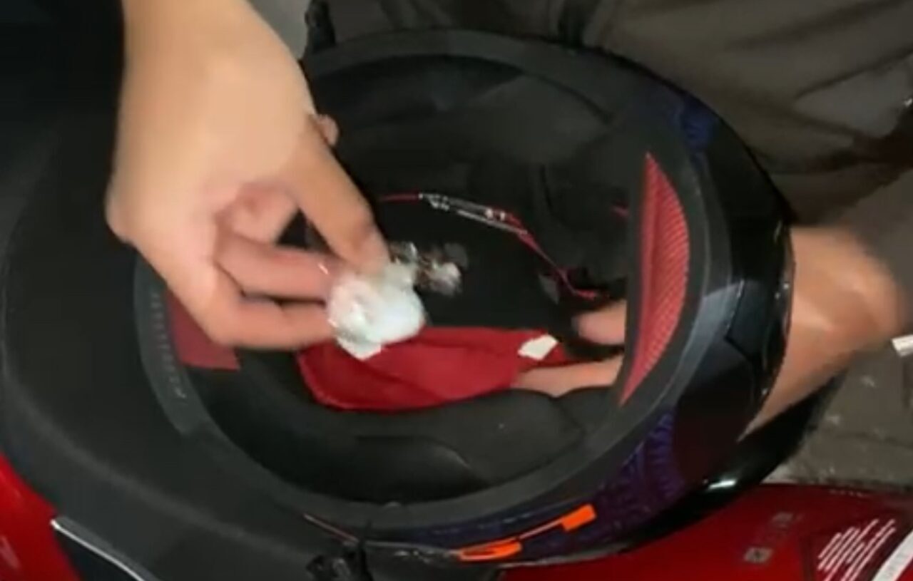 Samsun’un Alaçam ilçesinde polis, motosiklet kaskına gizlenmiş uyuşturucu maddeler ele