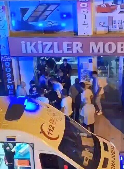 Elazığ’da direksiyon hakimiyetini kaybeden kadın motosiklet sürücüsü, mobilya mağazasına girdi.