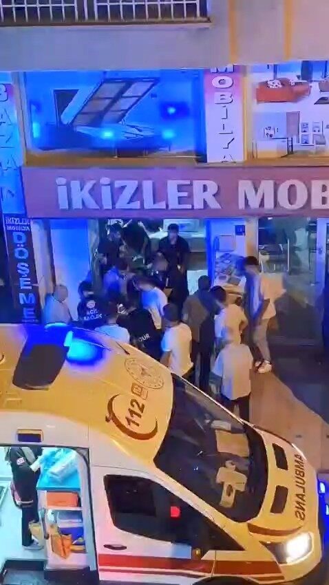 Elazığ’da direksiyon hakimiyetini kaybeden kadın motosiklet sürücüsü, mobilya mağazasına girdi.