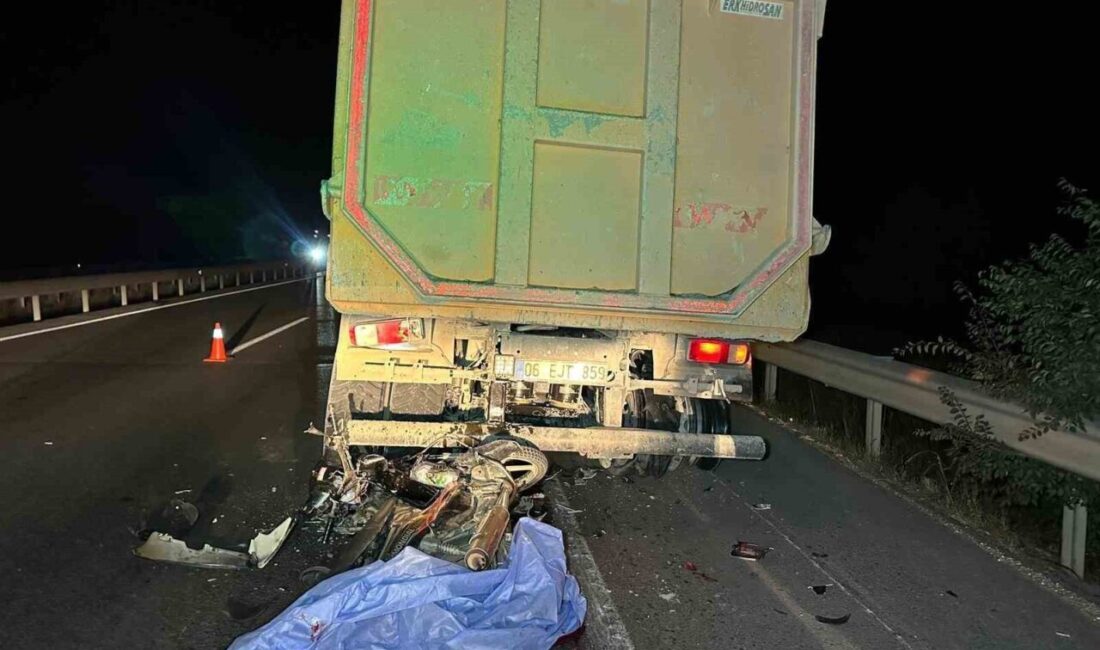 Uşak’ta, lastiği patladığı için yol kenarında bekleyen kamyona motosikletin arkadan