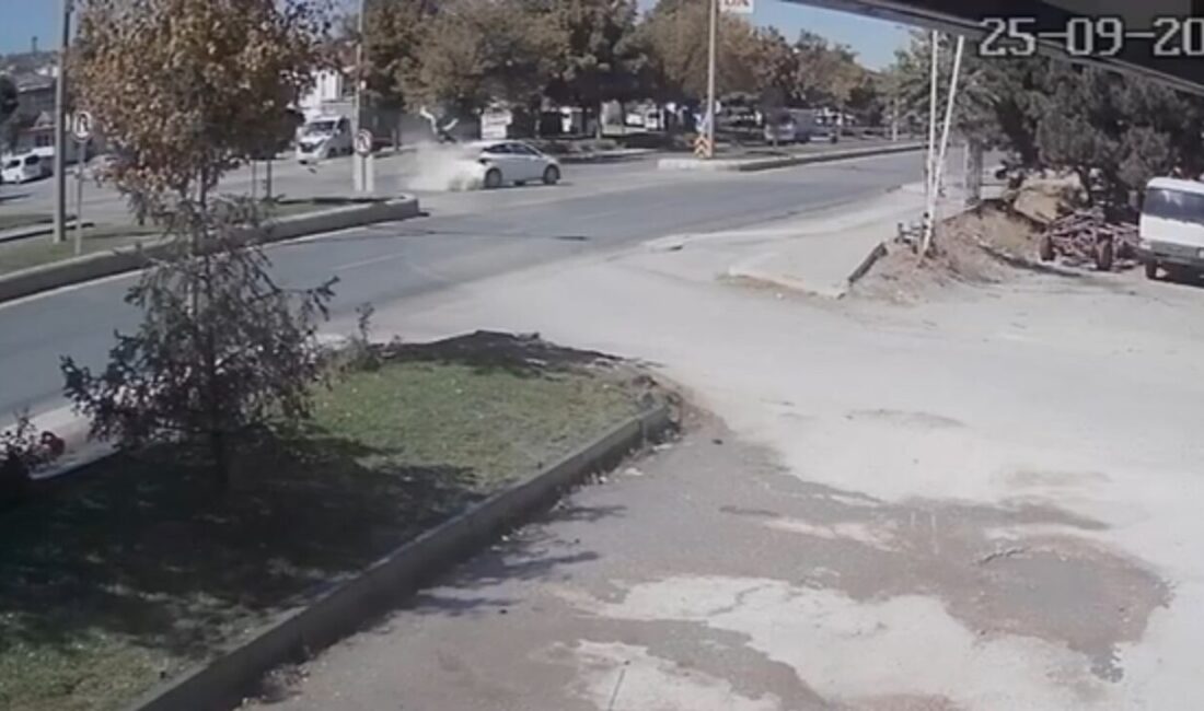 Eskişehir’de ara sokaktan çıkan otomobilin, bulvarda seyir halinde olan motosikletle