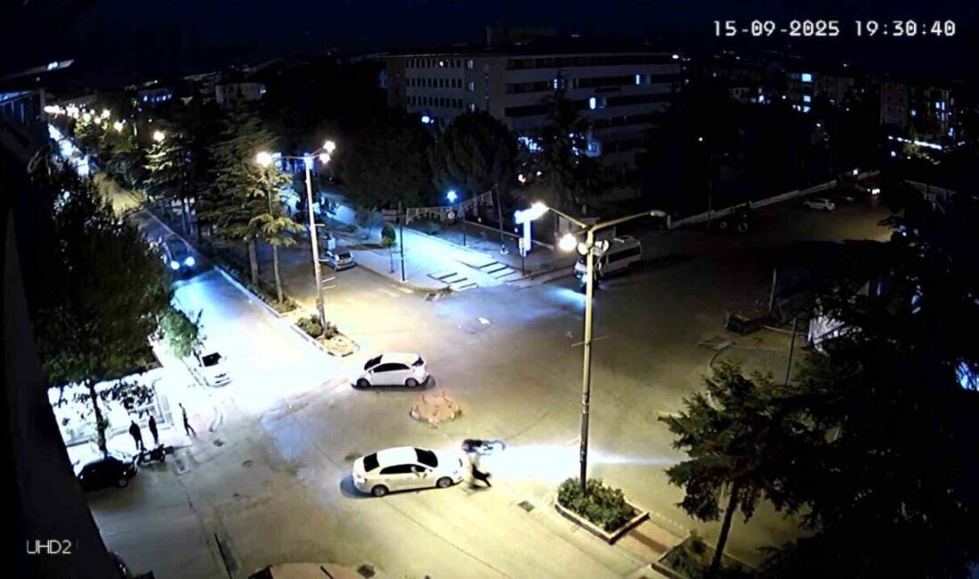 Amasya’nın Merzifon ilçesinde kavşakta motosikletle çarpışan otomobilin sürücüsü durmadan hızla