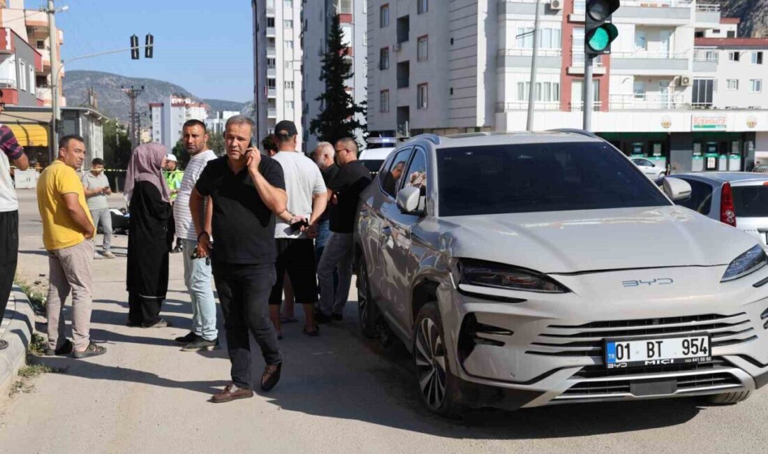 Adana’nın Kozan ilçesinde ihbara giderken otomobille çarpışan motosikletli trafik polisi