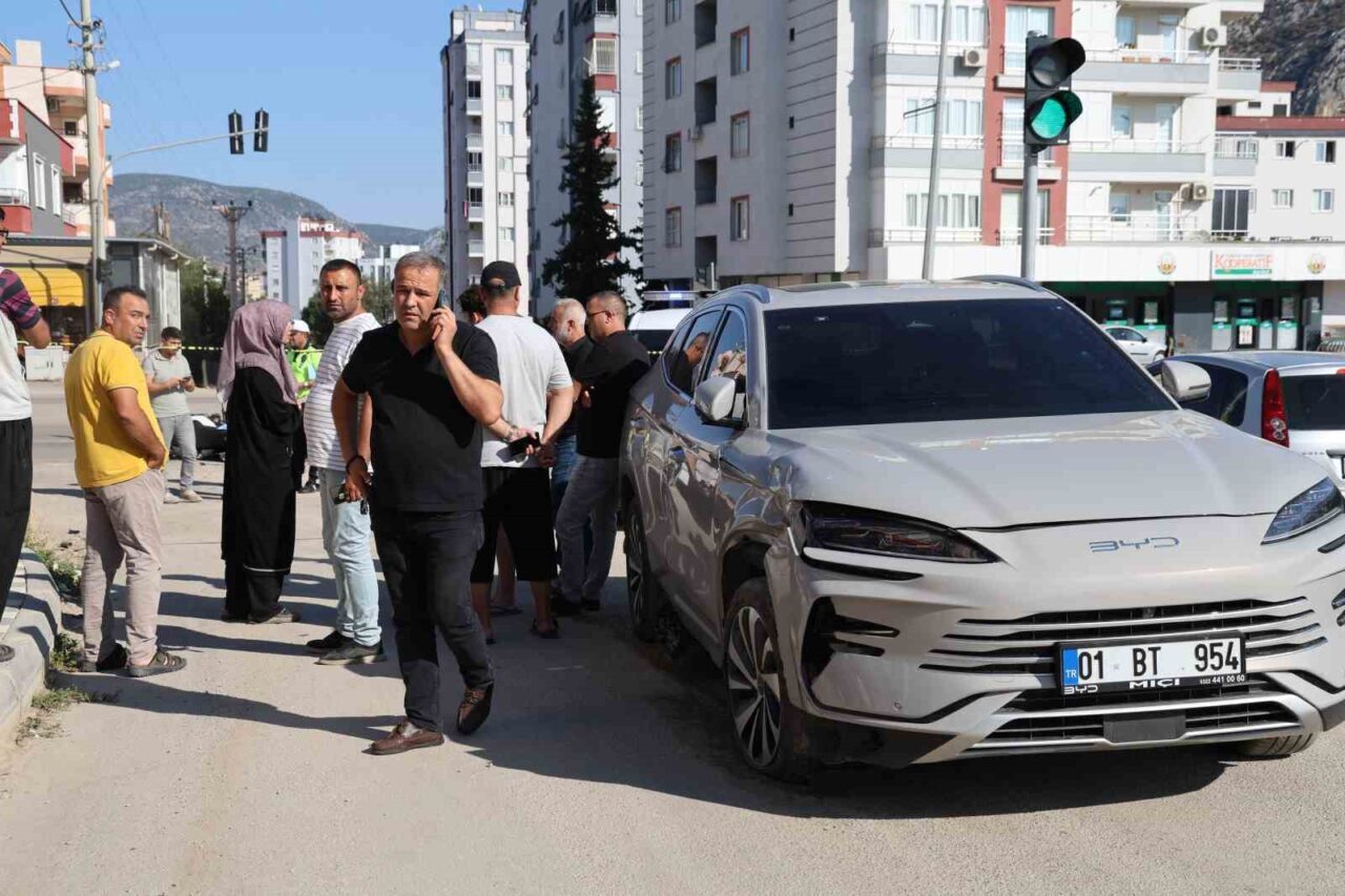 Adana’nın Kozan ilçesinde ihbara giderken otomobille çarpışan motosikletli trafik polisi