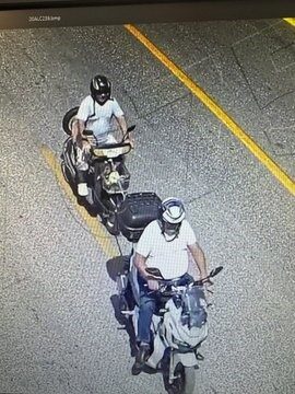 Denizli’nin Pamukkale ilçesinde arızalı bir motosikleti, iple kendi aracına bağlayıp