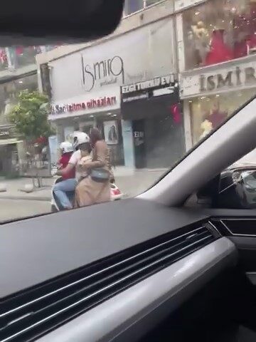 Bursa’da bir motosiklete 4 kişi binenler, kazaya davetiye çıkardı. O