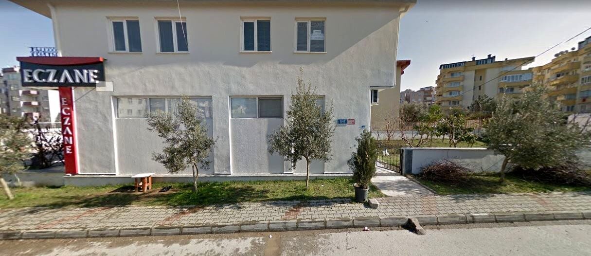 Mudanya Halitpaşa Mahallesindeki eczanenin sahipleri, tepkilere rağmen 7 adet zeytin