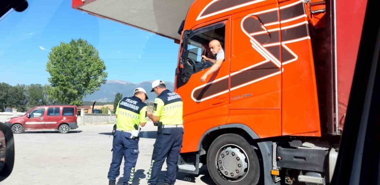 Bolu’nun Mudurnu ilçesinde jandarma trafik timleri, Mudurnu-Nallıhan kara yolu üzerinde