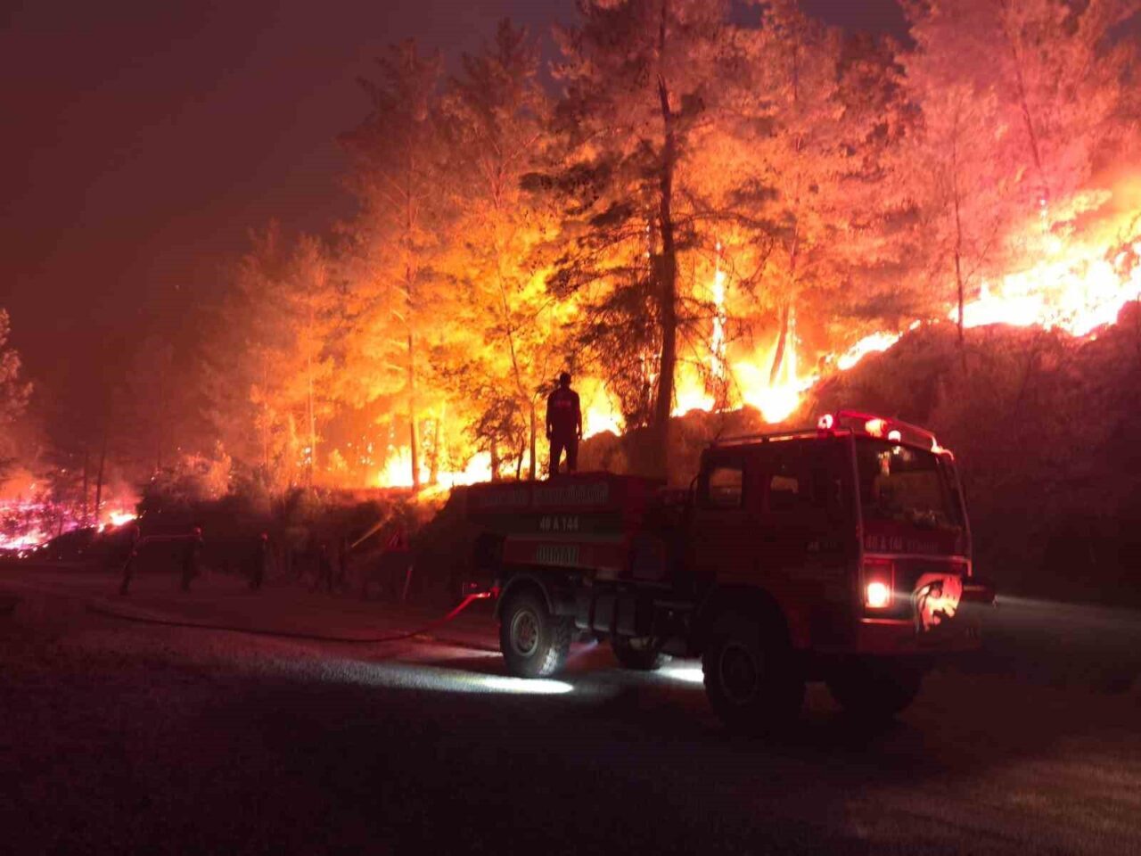 Muğla’da dün akşam saatlerinden itibaren peş peşe başlayan orman yangınları